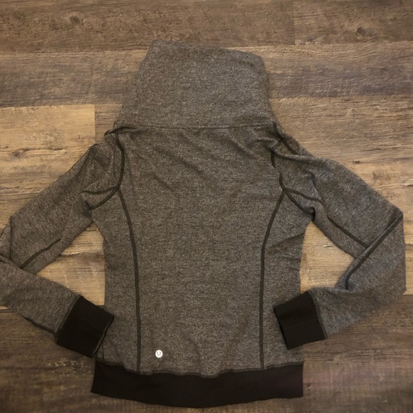 Lululemon Grey Jacket Size 8 EUC - Picture 5 of 6